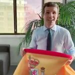 Casado, en un momento del vídeo en el que animaba a sacar la bandera al balcón por el 12-O