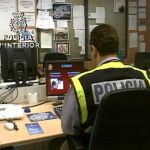 El detenido había instalado dos dispositivos espía que se encontraban ocultos en el baño y en el dormitorio