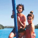 Desde que Elena y Javier se conocieron no han parado de viajar. Ahora que se casan mañana, llevan ya una semana en Cuba. En la imagen, la pareja en Varadero junto a ellos la hija de ella y David Bisbal.