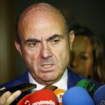 Luis de Guindos habla con los medios después de que la Comisión Europea haya descartado sancionar a España.