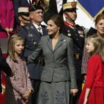 Doña Letizia, con un traje de dos piezas y espectacular broche de perla, en el Día de la Hispanidad