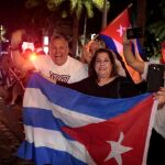 Decenas de personas celebran la muerte de Fidel Castro en las calles de Miami
