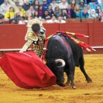 «El Juli», toreando con la diestra a uno de sus toros