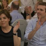 Soraya Sáenz de Santamaría y Pablo Casado compartieron mesa ayer en una cena con diputados populares . David Mudarra/PP