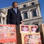Juan Carlos Quer posa con las 3,2 millones de firmas presentadas en el congreso