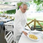 Antonio Cosmen es el alma de Cruz Blanca Vallecas, una gran casa de comidas que en verano cuenta con un apetecible espacio al aire libre/ Jesús G. Feria