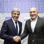 El presidente de la Diputación de Valladolid, Jesús Julio Carnero, y el vicepresidente del Real Valladolid, Jose Moro, suscriben el acuerdo