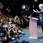 El ex ministro de Exteriores Boris Johnson se dirige a la Prensa y a los más de mil «tories» expectantes de su discurso en plena conferencia anual del Partido Conservador, ayer en Birmingham