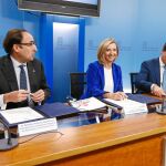 La consejera Alicia García; el presidente de la FRMP, Alfonso Polanco; y Julián de Benito suscriben el convenio.