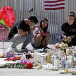 Varias personas recuerdan a las víctimas de la matanza el pasado 3 de octubre