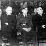 El cardenal, entre dos guardias, durante su comparecencia ante el tribunal que le juzgaba en 1949