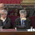 Andreu Van den Eynde, letrado de Oriol Junqueras (d, arriba) y de Raül Romeva (i, arriba), junto a su compañero Xavier Melero