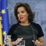 La vicepresidenta del Gobierno en funciones, Soraya Saénz de Santamaría, durante la rueda de prensa que ofreció hoy en el Palacio de la Moncloa tras la reunión del Consejo de Ministros.