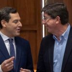 Los líderes Juanma Moreno y Juan Marín admiten que las negociaciones para dar forma a su Gobierno de 47 diputados sólo están a falta de «flecos»