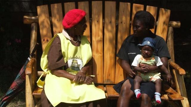 Una de las «abuelas» del programa, con una de las pacientes
