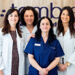 De izquierda a derecha: la Dra. Elena Santiago, Maribel Carrasco, enfermera, Susana Cortes, Directora de Laboratorio, y la Dra. Silvia Moreno, psicóloga de Clínica Tambre.