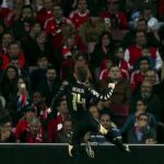 El jugador del Nápoles Dries Mertens celebra un gol ante el Benfica hoy, martes 6 de diciembre de 2016, durante el juego de la Liga de Campeones por el Grupo B, que se disputa en el Estadio Luz de Lisboa, Portugal.