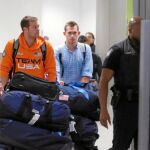 Jack Conger y Gunnar Bentz, dos de los nadadores que fingieron un atraco junto a Lochte, camino de Miami