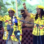 El presidente de Zimbabue, Robert Mugabe, y su mujer, Grace el pasado 8 de noviembre