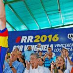 Henrique Capriles se dirige a los seguidores de la coalición opositora, ayer en Caracas