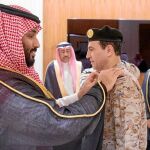 El príncipe heredero saudí, Mohamed Bin Salman, condecora a un almirante de la fuerza naval, ayer en Riad