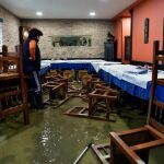 Vecinos y trabajadores de la localidad vizcaína de Muxika limpian los destrozos provocados por la crecida del río Oka