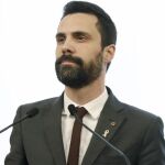 El presidente de la cámara catalana, Roger Torrent, durante su comparecencia en el despacho de audiencias del Parlament. EFE/ Andreu Dalmau