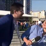 La reportera apartándose del acosador