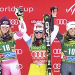 La suiza Lara Gut of Switzerland (centro, primera plaza), Mikaela Shiffrin de USA (izquierda, segunda plaza) y la italiana Marta Bassino (derecha, tercera plaza) en el podium de Solden