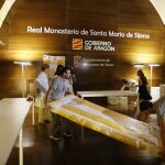 Operarios descargan el pasado mes de julio una de las 53 piezas que la Generalitat de Cataluña ha entregado hoy al Monasterio de Sijena (Huesca) por orden del juzgado de instrucción número 1 de Huesca que determinó la propiedad aragonesa de 97 piezas depositadas en museos catalanes.