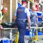 Los agentes judiciales sacan el cuerpo de uno de los fallecidos