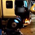 Momento en el que dos agentes detienen a uno de los miembros de la organización