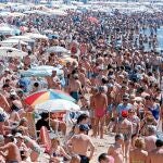 Benidorm era el lugar deseado por cualquier español para pasar sus vacaciones. En la imagen, la playa de Levante en 2003