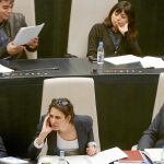 Rommy Arce, arriba, junto a Rita Maestre en un Pleno del Ayuntamiento