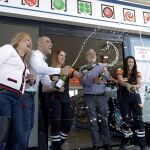 Los propietarios y empleados de la administración de Lotería de la Autopista del Sur, km 54 de Granadilla de Abona (Tenerife) celebran los premios.