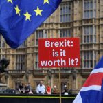 Un manifestante en contra del "brexit"se manifiesta a las afueras del Parlamento en Londres, Reino Unido / Foto: Efe