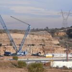Una gran grúa está trabajando para retirar la tuneladora enterrada en el subsuelo de Móstoles desde hace años a la espera de que se reactivase el proyecto