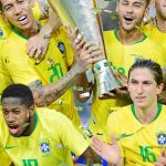 Neymar, el mejor jugador del partido de ayer, con el trofeo del superclásico centenario