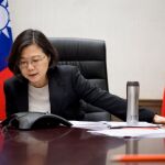 La presidenta de Taiwan, Tsai Ing-wen, habla por teléfono con el presidente de Estados Unidos Donald Trump, en una imagen de archivo.