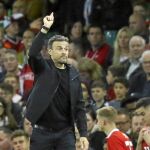 Luis Enrique da instrucciones durante el amistoso contra Gales