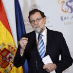 El presidente del Gobierno, Mariano Rajoy, antes de asistir en la Universidad de Salamanca al acto de investidura como doctor honoris causa del presidente de la Comisión Europea, Jean Claude Juncker. Efe