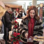 La presidenta de las Cortes de Castilla y León, Silvia Clemente, compra dulces en la feria «Dulce Tentación»