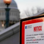 Un cartel informa en las puertas del Capitolio de la suspensión del Gobierno federal por falta de fondos