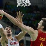 Paul Gasol (c) bloquea el balón de Dario Saric