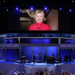 La imagen en pantalla de Hillary Clinton en el segundo día de la Convención Nacional Demócrata