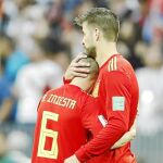 Piqué e Iniesta se abrazan y consuelan después del encuentro contra Rusia / Foto: Ap
