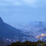 Vista panorámica nocturna del monte del Corcovado, con el Cristo Redentor en su cima, y de la laguna Rodrigo de Freitas