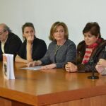 La escritora Almudena Zaldo junto a la rectora de la UCAV, Rosario Sáez Yuguero; la presidenta de la Aaucav, Nieves Burguillo; y Muñoz Quiróz, entre otros