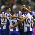 Los jugadores del Deportivo celebra el gol marcado en propia puerta por el defensa Íñigo Martínez de la Real Sociedad