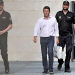 EFE. Jorge Rodríguez y el resto de detenidos salieron sobre las siete de la tarde por la puerta de los calabozos de la Ciudad de la Justicia. No declararon, pero salieron con imputación por prevaricación y malversación